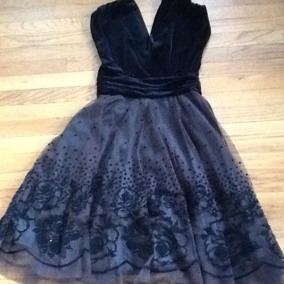 Gorgeous Black Velvet and Tulle Gown - Picture 6 of 7